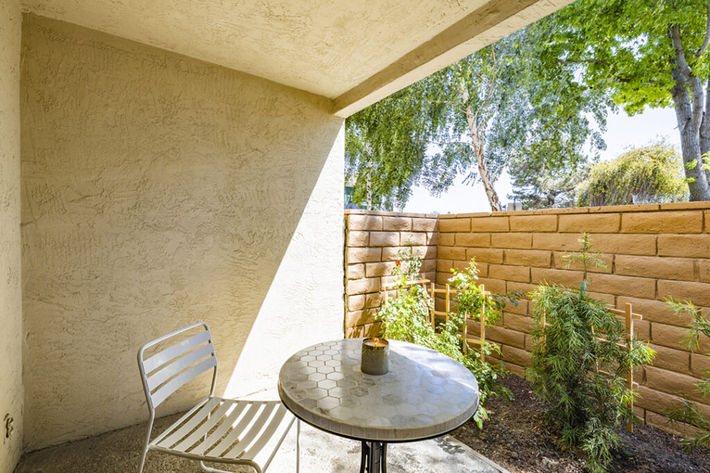 Patio with table at Sundale Apartments