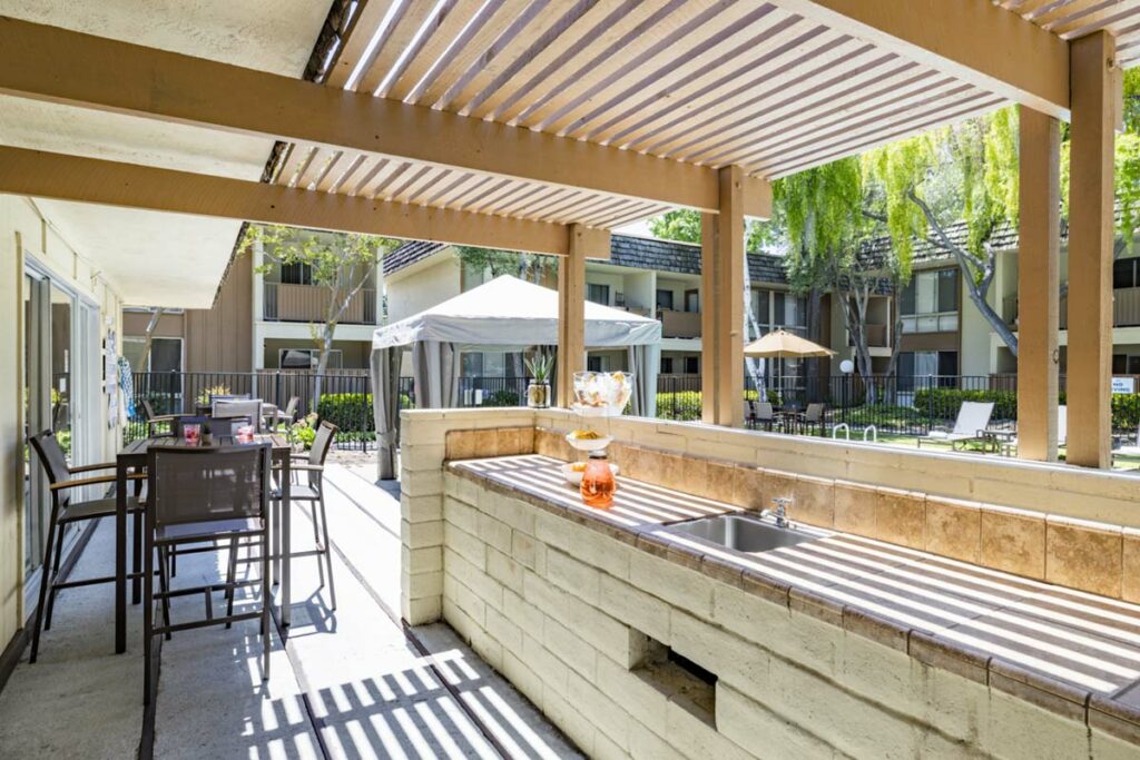 Sundale Apartments outdoor bar and lounge