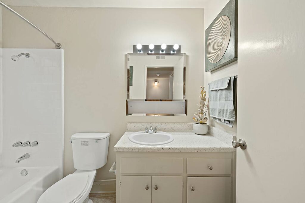 Sundale Apartments interior bathroom