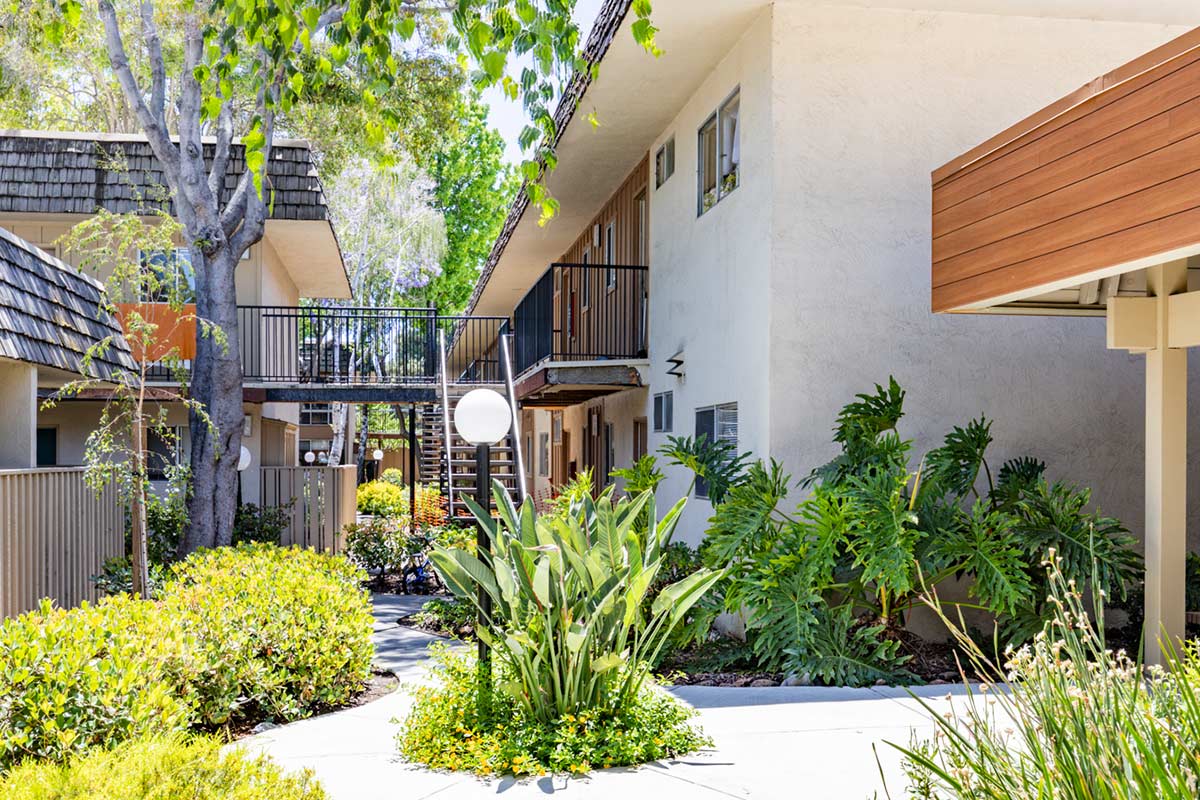 Sundale Apartments outdoor hallway